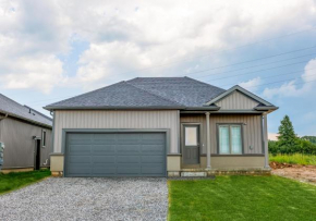 Luxury bungalow mins to Niagara Falls & Brock university